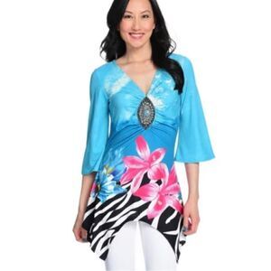 Allure classic top with handkerchief him. Size 1X.